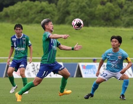 　後半、パスを受ける鈴鹿・三浦知良（撮影・中田匡峻）