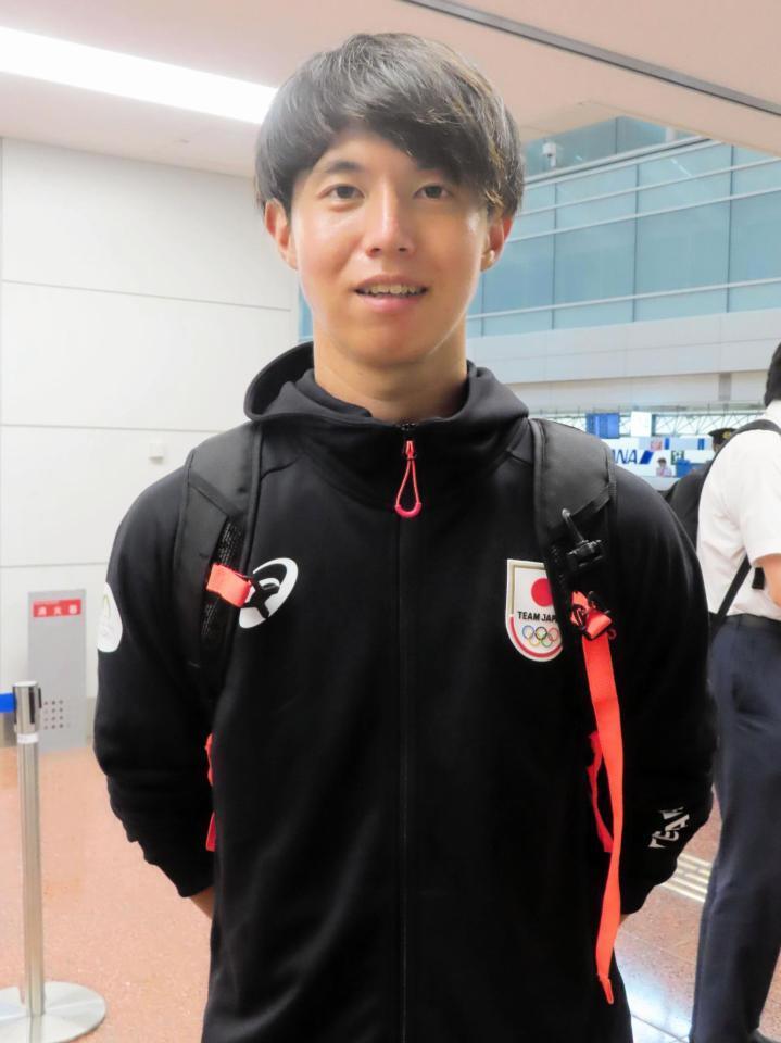 　羽田空港で取材に応じたパリ五輪サッカー男子日本代表バックアップメンバーのＤＦ鈴木海音