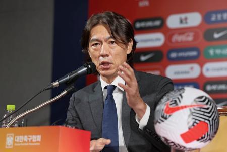 　２９日、ソウルで記者会見するサッカー男子韓国代表監督の洪明甫氏（聯合＝共同）