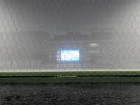 　激しい雷雨で決勝戦開始が大幅に遅延となった、日本クラブユースサッカー選手権会場の味の素フィールド西が丘