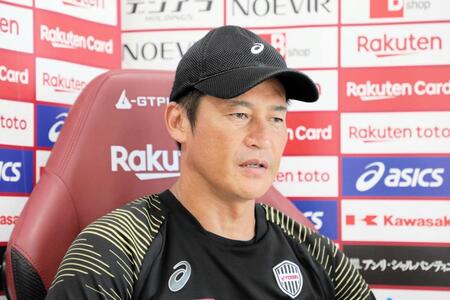 　オンライン取材に応じる神戸・吉田監督©ＶＩＳＳＥＬ　ＫＯＢＥ