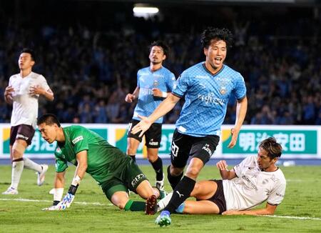 　後半、自身２点目のゴールを決め、駆け出す川崎・山田（手前）。ＧＫ前川