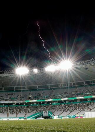 Ｊリーグで異例の４回中断　落雷とＶＡＲ機材のトラブルの影響で　試合は東京Ｖが広島に０－１で敗れる