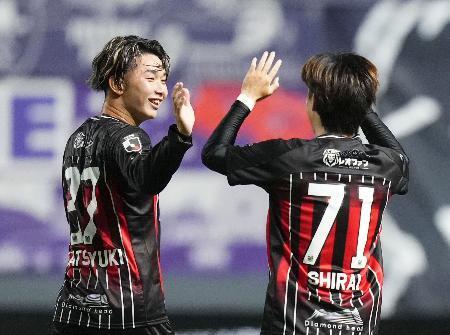 　札幌-福岡　試合終了間際、同点ゴールを決め、タッチを交わす札幌・田中克（左）＝プレド