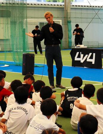 　閉会式でスピーチする本田圭佑