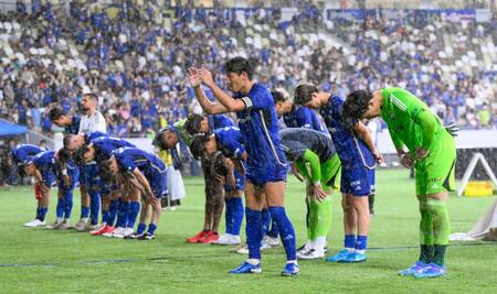 　浦和と引き分け、サポーターにあいさつする昌子（手前左）ら町田の選手たち