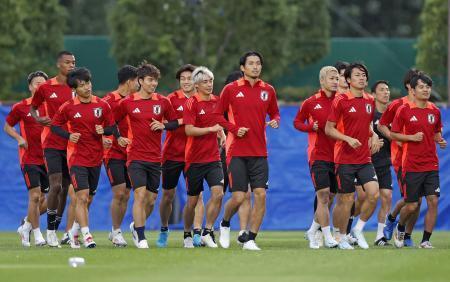 　サッカーＷ杯アジア最終予選の中国戦に向け、調整する伊東（中央）ら日本代表＝さいたま市