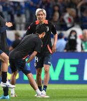 　試合前に調整する日本代表・伊東（撮影・堀内翔）