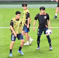 　試合前練習を行う（右から）三笘薫、久保建英、遠藤航（撮影・棚橋慶太）