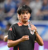 　試合前に水をのむ三笘（撮影・堀内翔）