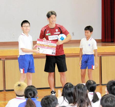 神戸・大迫勇也　勝利への思いを強く「キャプテンの分まで」　小学校を訪問　ボール＆メッセージボード贈呈