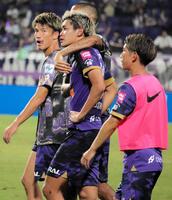 　試合後にサポーターへのあいさつに向かう広島・越道（手前）＝撮影・畠山賢大