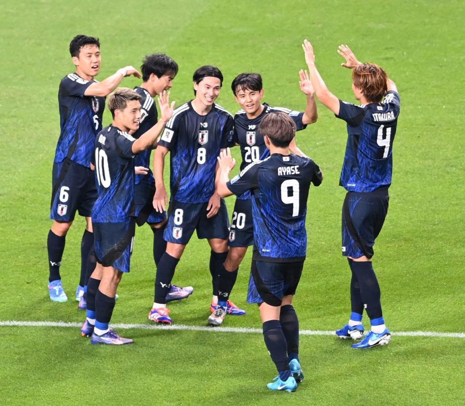 　後半、２点目のゴールを決めた南野（８）を祝福する日本代表イレブン=５日