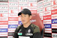 　オンライン取材に応じる神戸・吉田監督　©ＶＩＳＳＥＬ　ＫＯＢＥ