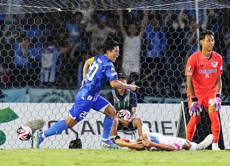 　試合終了間際、決勝ゴールを決め駆け出す川崎・山田（左）。ＧＫ朴一圭