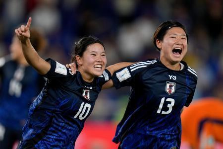 　Ｕ-２０（２０歳以下）女子Ｗ杯、準決勝のオランダ戦で先制ゴールを決め、喜ぶ松窪真心（左）＝１８日、カリ（ＡＰ＝共同）