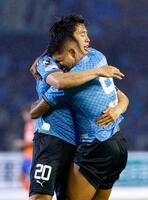 　後半、チーム４点目のゴールを決め、エリソンと抱き合い喜ぶ川崎・山田（20）