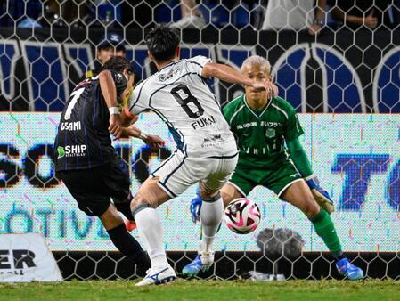 　試合終了間際、決勝ゴールを決めるＧ大阪・宇佐美（左）。ＧＫ菅野