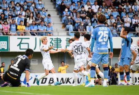 　磐田-広島　前半、先制ゴールを決め喜ぶ広島・佐々木（奥左）＝ヤマハ