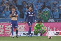 　後半、４点目を奪われがっくりの町田ＧＫ谷　【上】厳しい表情の町田・黒田監督（撮影・金田祐二）