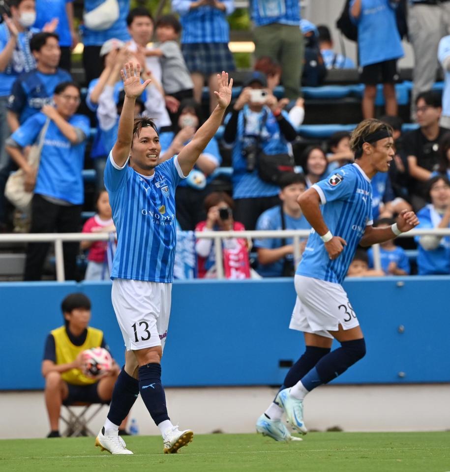 　前半、ゴールを決めた横浜ＦＣ・小川（左）