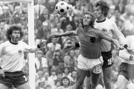 　１９７４年Ｗ杯決勝のドイツ戦で競り合うオランダ代表のヨハン・ニースケンスさん（右から２番目）＝ミュンヘン（ＡＰ＝共同）