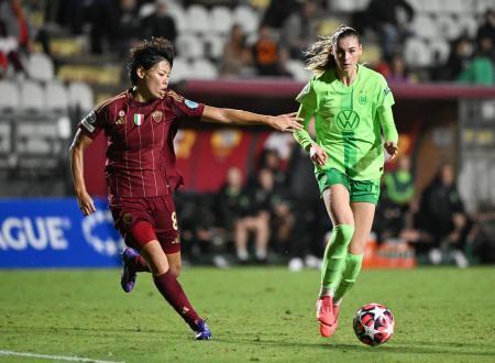 　サッカー女子の欧州ＣＬ１次リーグ、ウォルフスブルク（ドイツ）戦でボールを競り合うローマ（イタリア）の熊谷紗希（左）＝８日、ローマ（ロイター＝共同）