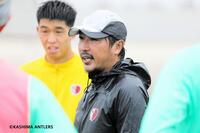 　就任後の初練習で選手に指示を送る鹿島・中後新監督（ⓒＫＡＳＨＩＭＡ　ＡＮＴＬＥＲＳ）