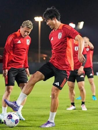 　サッカーＷ杯アジア最終予選のサウジアラビア戦に向けた練習で、笑顔を見せる三笘（手前）＝共同