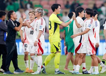 　サウジアラビアに勝利し、タッチを交わす日本代表