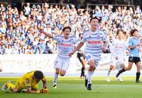 　前半、先制ゴールを決め、駆け出す新潟・小見（手前右）。ＧＫ鄭成龍