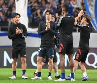 　試合前に声援に応える田中碧（中央）＝撮影・堀内翔