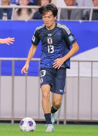 　オーストラリア戦でプレーする中村敬斗＝１５日