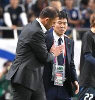 　試合後、オーストラリア代表・ポポビッチ監督（左）と言葉を交わす森保監督（撮影・堀内翔）