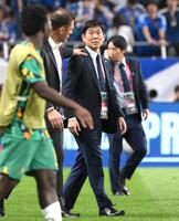 　試合後、オーストラリア代表・ポポビッチ監督（左）と言葉を交わす日本代表・森保監督（撮影・堀内翔）