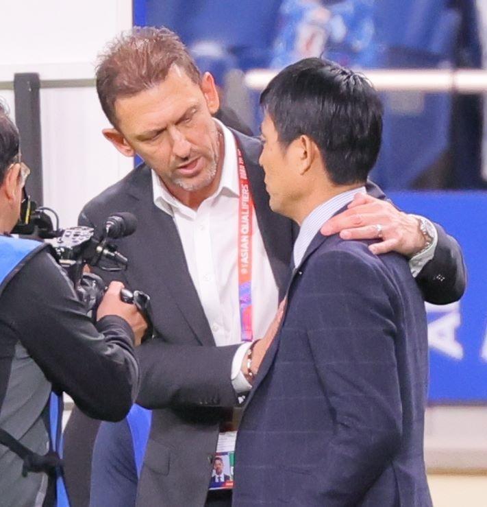 　試合後健闘をたたえ合うオーストラリア代表のポポビッチ監督（左）と森保監督（撮影・吉澤敬太）