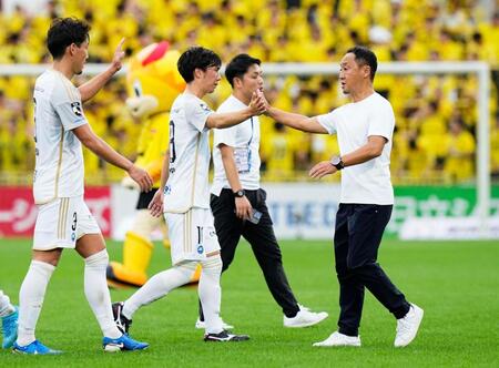 　柏と引き分け、下田とタッチを交わす町田・黒田監督（右端）