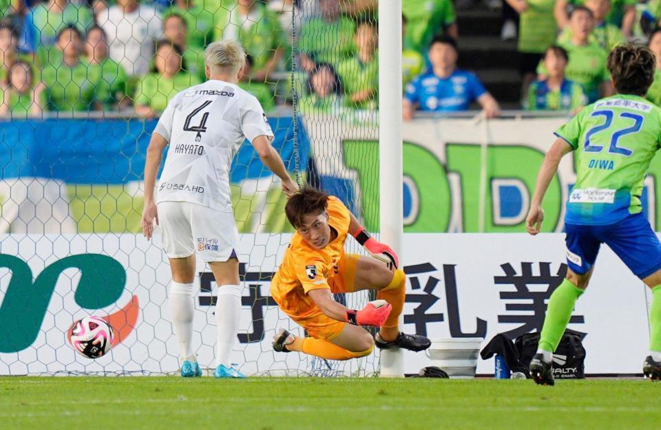 　後半、湘南・福田のシュートに飛びつく広島・ＧＫ大迫（中央）。同点ゴールを許した