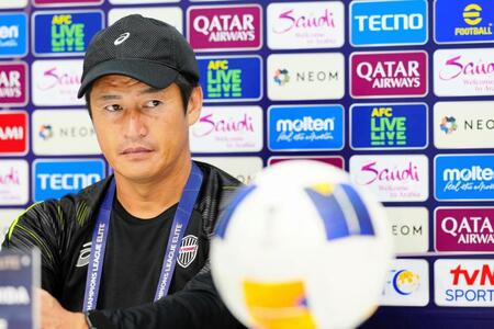 　会見する神戸・吉田監督©ＶＩＳＳＥＬ　ＫＯＢＥ