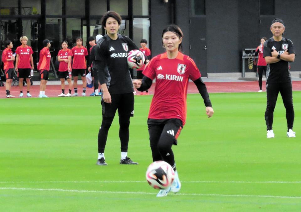 　練習を指揮したサッカー男子元日本代表の内田篤人コーチ（左）