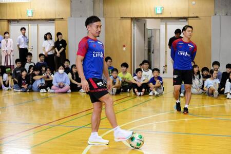 　都内の小学校を訪問し、児童と触れ合ったＦＣ東京のＤＦ長友佑都　©ＦＣ東京