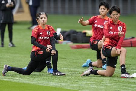 　サッカー女子国際親善試合の韓国戦に向け、最終調整する長谷川（左）ら＝国立競技場