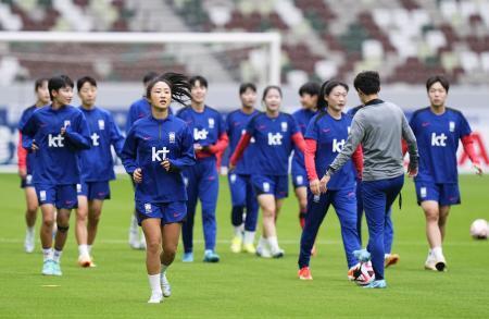 　サッカー女子国際親善試合の日本戦に向け、最終調整する韓国代表＝国立競技場