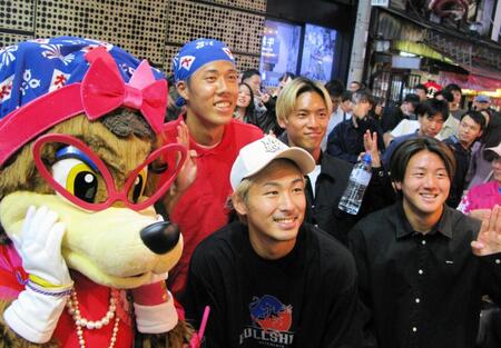 　１日店長を務めたＣ大阪・田中（左端）の応援に駆けつけた舩木（左から２人目）、北野（同３人目）、阪田