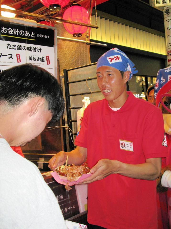 　１日店長としてたこ焼きを手渡すＣ大阪・田中