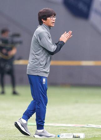 　後半、試合を見守る女子韓国代表の申相又監督