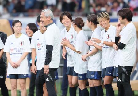 　試合後の円陣で長谷川唯（左端）、熊谷紗希（中央）、内田篤人コーチ（右端）らと笑顔を見せる佐々木則夫監督代行（手前）＝撮影・吉澤敬太