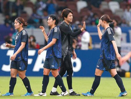 　韓国に快勝し、タッチを交わす内田コーチ（右から２人目）