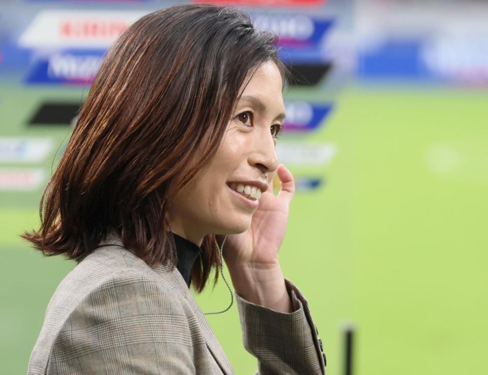 　試合後、長谷川唯にインタビューし笑顔を見せる鮫島彩さん（撮影・吉澤敬太）