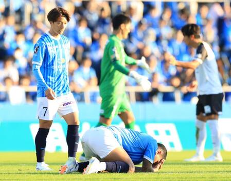 　引き分けに終わり、肩を落とす横浜ＦＣイレブン（撮影・吉澤敬太）